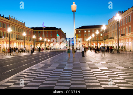 Crépuscule sur la Place Masséna et Les Galeries Lafayette à Nice sur la côte méditerranéenne, dans le sud de la France. Banque D'Images