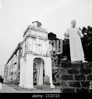 La statue de saint François-Xavier Jésuite Christian à l'extérieur des ruines de Saint Paul's Church à Malacca Melaka en Malaisie en Extrême-Orient Asie du sud-est. Banque D'Images