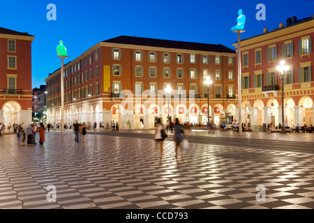 Crépuscule sur la Place Masséna et Les Galeries Lafayette à Nice sur la côte méditerranéenne, dans le sud de la France. Banque D'Images