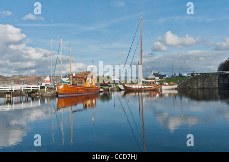 Yachts et bateaux dans basin Crinan Canal Crinan ARGYLL & BUTE Ecosse Banque D'Images