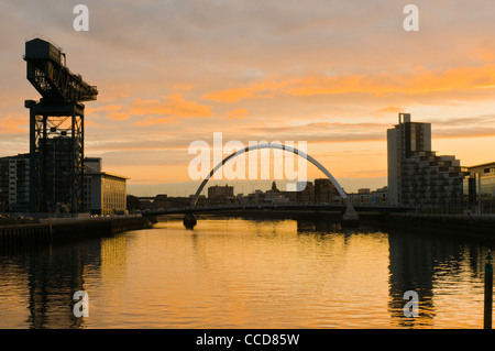 Lever du soleil sur la rivière Clyde à Glasgow (Arc) pont et pont aux Finnieston Crane Glasgow Ecosse Banque D'Images