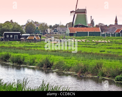 Moulin ; sabots en bois;Zaanse Schans Banque D'Images