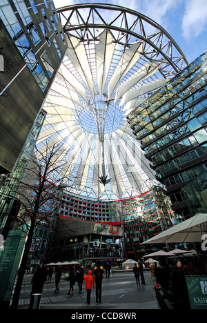 BERLIN, ALLEMAGNE. La cour centrale du Sony Center à la Potsdamer Platz. 2012. Banque D'Images