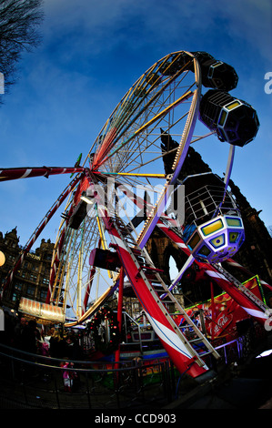 La grande roue près du Scott Monument situé sur Princes Street d'Édimbourg Édimbourg durant's Winter Festival Banque D'Images