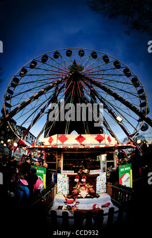 La grande roue près du Scott Monument situé sur Princes Street d'Édimbourg Édimbourg durant's Winter Festival Banque D'Images