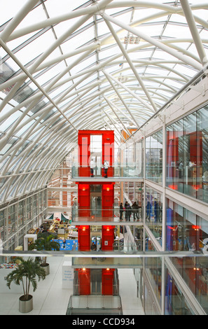 Evelina children's hospital, Hopkins architects, Londres, 2005, une véranda et ascenseur tower Banque D'Images