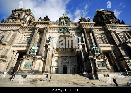 BERLIN, ALLEMAGNE. L'imposante façade et entrée principale de la Berliner Dom (Cathédrale de Berlin) sur Spreeinsel. 2012. Banque D'Images