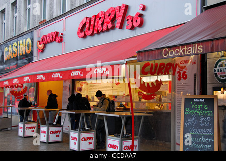 BERLIN, ALLEMAGNE. 36 Curry, un populaire imbiss dans Kreuzberg spécialisé dans les currywurst. 2012. Banque D'Images