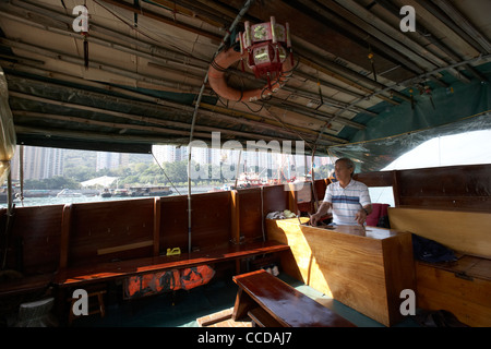 Chinese man driving voyage en bateau sampan à Aberdeen Harbour hong kong Hong Kong Chine Asie Banque D'Images