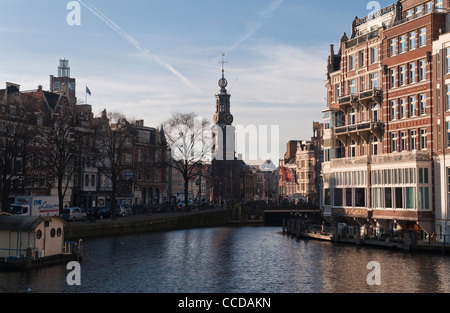 L'Hôtel de l'Europe sur la rivière Amstel avec la tour de la monnaie (Munttoren), construit en 1620. Amsterdam, pays-Bas. Banque D'Images