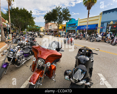 Les motos en stationnement sur rue principale au cours de la Thunder Bay par l'événement moto au centre-ville de Sarasota en Floride Banque D'Images