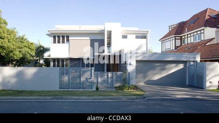 Biscoe Wilson Architectes Brisbane Queensland Australie résidence privée à Brisbane Bay exterior view of house avec elevant vers Banque D'Images