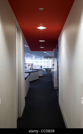 Queensland Brisbane Bureau Yamaha Biscoe Wilson Architectes complexe de formation maritime détail des couloirs blanc rouge avec l'exécution de Banque D'Images