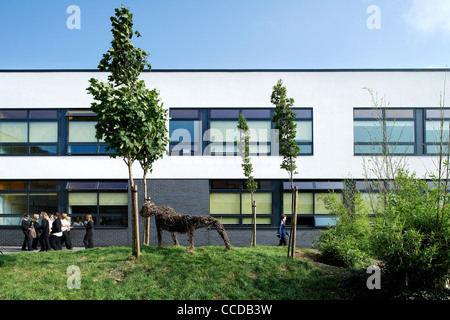 Brislington enterprise college flacq architectes bristol 2008 extérieur général tourné montrant les étudiants devant la sculpture de groupe Banque D'Images