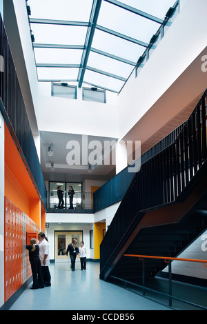 Brislington enterprise college flacq architectes bristol 2008 interior shot montrer aux élèves l'accès à leurs casiers dans les chambres spacieuses Banque D'Images