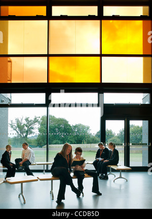 Brislington enterprise college flacq architectes bristol 2008 interior shot montrant étudiants enseignants assis dans un hall d'entrée spacieux Banque D'Images