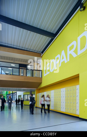 Brislington enterprise college flacq architectes bristol 2008 interior shot montrer aux élèves l'accès à leurs casiers dans les chambres spacieuses Banque D'Images