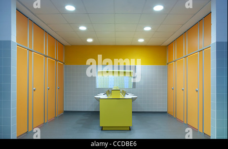 Brislington enterprise college, flacq architectes bristol, 2008. un intérieur tourné montrant les toilettes colorées modernes Banque D'Images