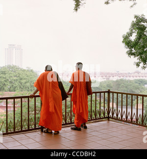 Deux moines Bouddhistes sur St Paul's Hill à Malacca Melaka en Malaisie en Extrême-Orient Asie du sud-est. Le bouddhisme reportage Voyage Banque D'Images