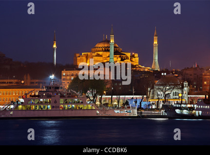 Sainte-sophie dans l'heure bleue, Istanbul, Turquie. Photo prise à partir de la Corne d'or, juste à côté du pont de Galata. Banque D'Images