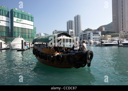 Les touristes en voyage en bateau sampan à Aberdeen Harbour hong kong Hong Kong Chine Asie Banque D'Images