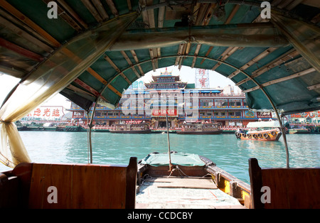 Voir l'excursion en bateau sampan de Jumbo Floating Restaurant royaume à Aberdeen Harbour hong kong Hong Kong Chine Asie Banque D'Images