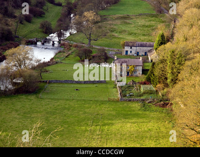 Cottage dans Dale Monsal vu depuis le viaduc sur la tête Monsal Monsal Trail, parc national de Peak District, Derbyshire Banque D'Images