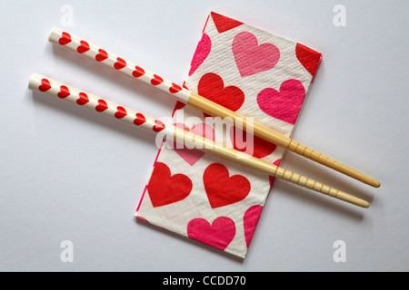 Coeur baguettes mis sur serviette avec coeur isolé sur fond blanc - concept de repas romantique pour la Saint-Valentin, Jour de Valentines Banque D'Images