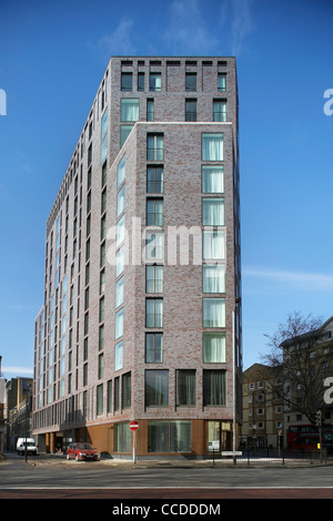 La structure d'Brick-Faced présente un profil fortement articulé à la hausse dans étapes, de sept à huit à douze étages. Il a été Banque D'Images