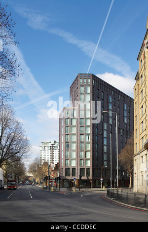La structure d'Brick-Faced présente un profil fortement articulé à la hausse dans étapes, de sept à huit à douze étages. Il a été Banque D'Images
