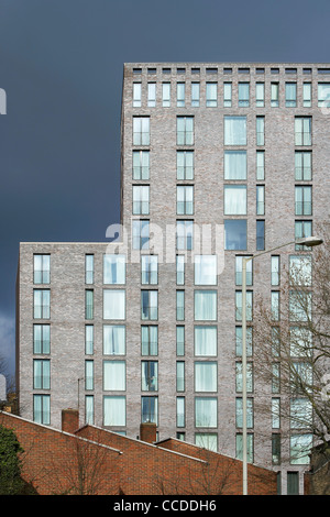 La structure d'Brick-Faced présente un profil fortement articulé à la hausse dans étapes, de sept à huit à douze étages. Il a été Banque D'Images