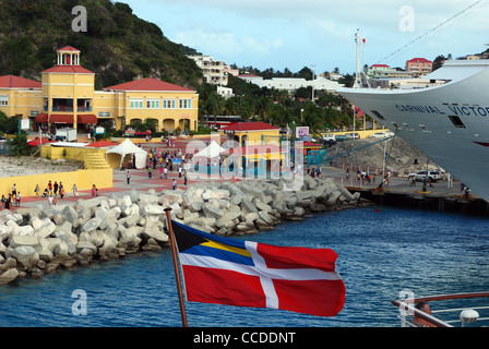 Vue sur le port avec un drapeau à l'avant-plan, Philipsburg, Saint-Martin, Antilles françaises, Caraïbes, Antilles. Banque D'Images