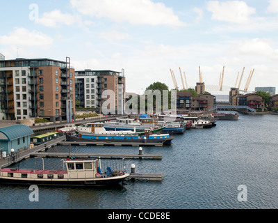 Vue de jour de Canary Wharf Pier, Londres, avec 02 Arena dans l'arrière-plan. Banque D'Images