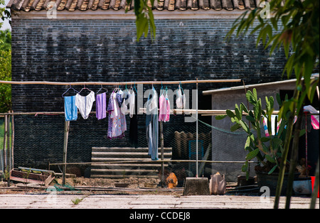 Sur une ligne de lavage à sec à Kaiping Diaolou un village, un site classé au patrimoine mondial de l'UNESCO 2007. Banque D'Images