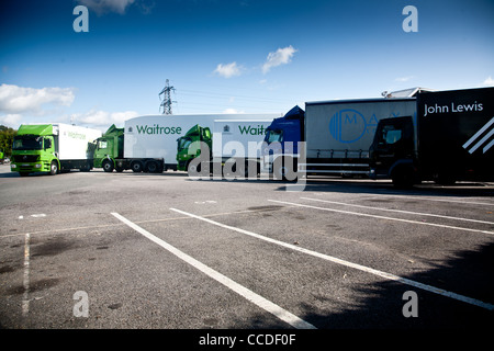 John Lewis et Waitrose camions garés à Waitrose Head Quaters, Bracknell Berkshire Banque D'Images