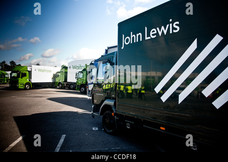 John Lewis et Waitrose camions garés à Waitrose Head Quarters, Bracknell Berkshire Banque D'Images