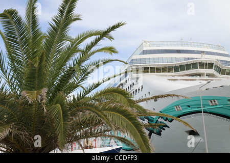 Bateau de croisière, le Norwegian Jade, accosté à Katakolon, Grèce. Banque D'Images