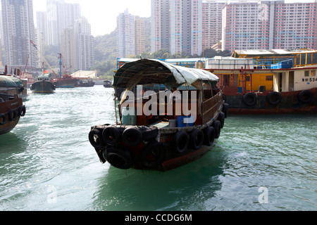 Des promenades en bateau sampan autour des péniches dans le village flottant au milieu d'Aberdeen Harbour hong kong Hong Kong Chine Asie Banque D'Images