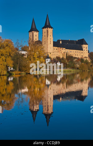 Vue sur la Zwickauer Mulde river au château Rochlitz, plus de 1000 ans, Rochlitz, Saxe, Allemagne, Europe Banque D'Images