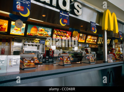 L'aéroport de Dubaï aux Émirats arabes unis Dubaï Mcdonalds Personnes travaillant derrière Counter McArabia annonce Banque D'Images