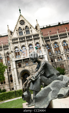 L'assis statue de poète hongrois Attila Jozsef l'extérieur de l'édifice du Parlement, à Budapest, Hongrie, Europe Banque D'Images