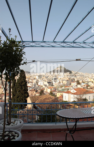 Vue sur le mont Lycabette, d'Anafiotika Plaka, Athènes, Attique, Grèce Banque D'Images