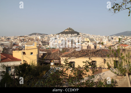 Vue sur le mont Lycabette, d'Anafiotika Plaka, Athènes, Attique, Grèce Banque D'Images