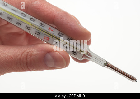 Un thermomètre clinique avec une température de 39,2 degrés Celsius sont tenues à la main Banque D'Images