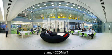 Les bureaux de HOK HOK Architects Le Qube, bâtiment 90 WHITFIELD STREET LONDON UK 2009 VUE PANORAMIQUE DE L'INTÉRIEUR DE PERSONNES DANS LA Banque D'Images