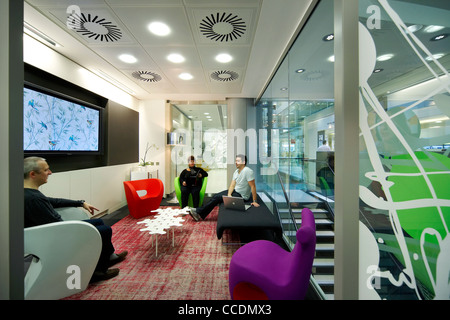 Les bureaux de HOK HOK Architects Le Qube, bâtiment 90 WHITFIELD STREET LONDON UK 2009 INTERIOR SHOT montrant des gens parler dans un Banque D'Images