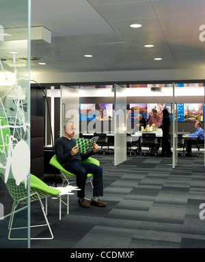 Les bureaux de HOK HOK Architects Le Qube, bâtiment 90 WHITFIELD STREET LONDON UK 2009 VUE INTÉRIEURE D'UN HOMME ASSIS DANS UN SALON DE LECTURE Banque D'Images