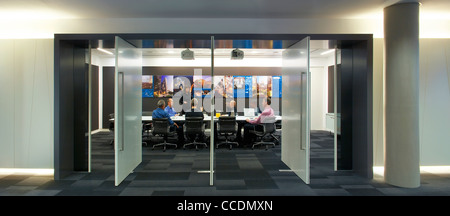 Les bureaux de HOK HOK Architects Le Qube, bâtiment 90 WHITFIELD STREET LONDON UK 2009 VUE PANORAMIQUE DE L'INTÉRIEUR PAR LE BIAIS DE CETTE GRANDE CHAMBRE DOUBLE Banque D'Images