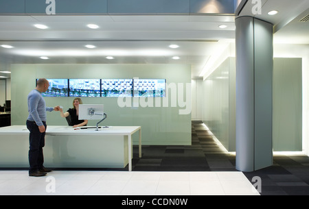 Les bureaux de HOK HOK Architects Le Qube, bâtiment 90 WHITFIELD STREET LONDON UK 2009 Vue de l'intérieur montrant UN HOMME À L'accueil Banque D'Images