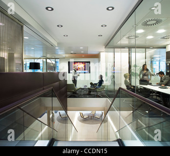 Les bureaux de HOK HOK Architects Le Qube, bâtiment 90 WHITFIELD STREET LONDON UK 2009 Vue de l'intérieur montrant des gens parler dans le Banque D'Images